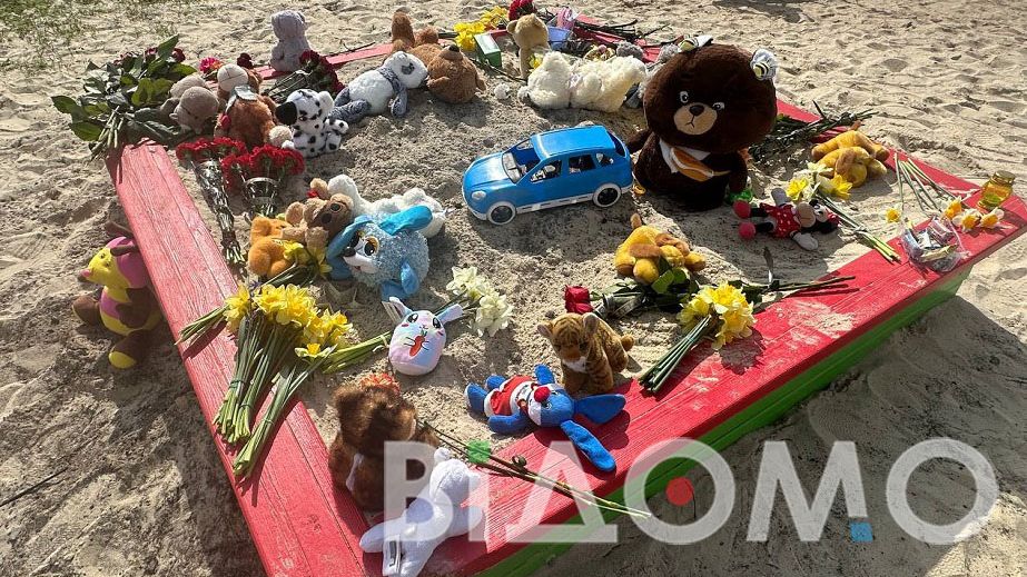 В Кривом Роге люди несут цветы и игрушки на место ракетного удара (ФОТО, ВИДЕО)