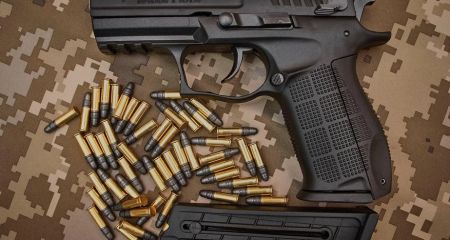 У Кривому Розі чоловік у тролейбусі на очах пасажирів почав заряджати пістолет (ВІДЕО)