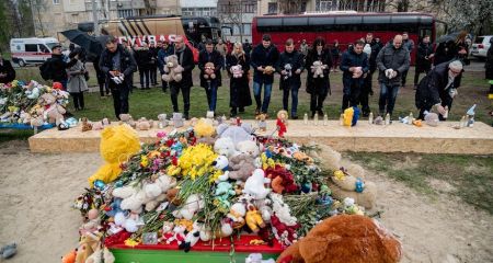 Дипломати 32 країн побували на місці ракетного удару у Кривому Розі (ФОТО, ВІДЕО)