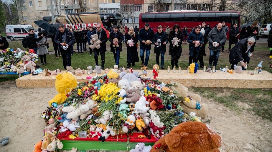 Дипломаты 32 стран побывали на месте ракетного удара в Кривом Роге (ФОТО, ВИДЕО)