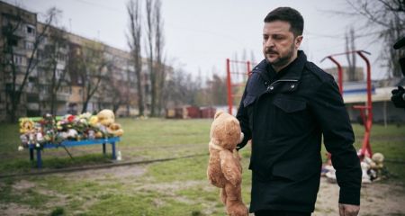 Зеленский побывал на месте ракетного удара в Кривом Роге (ВИДЕО)