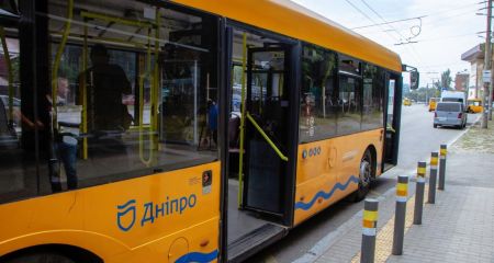 Деякі автобуси і тролейбуси у центрі Дніпра змінять маршрут