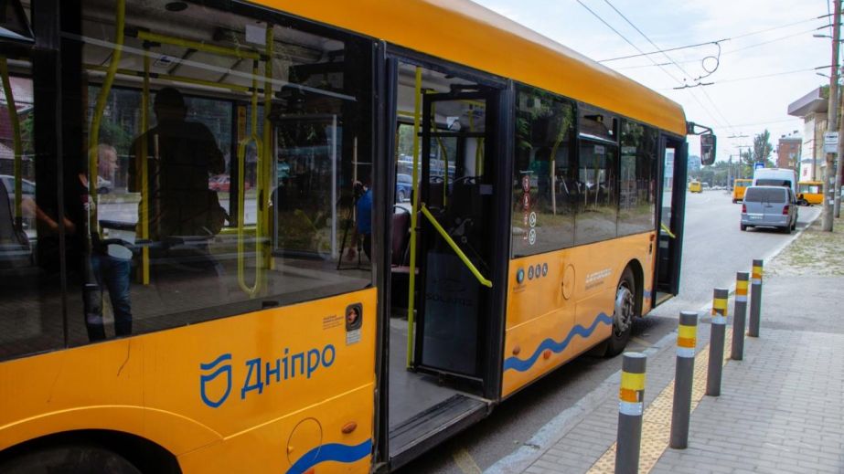Деякі автобуси і тролейбуси у центрі Дніпра змінять маршрут
