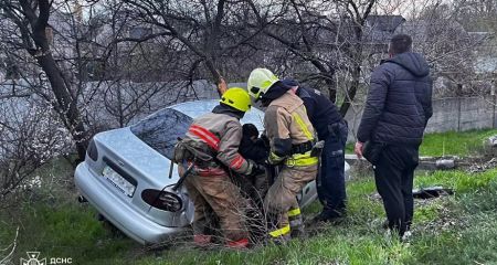 В Днепре спасатели "вірезали" водителя из врезавшегося в дерево авто (ФОТО)