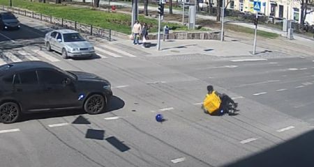У Дніпрі кур'єр Glovo вилетів з дороги, врізався в авто і загинув (ВІДЕО)