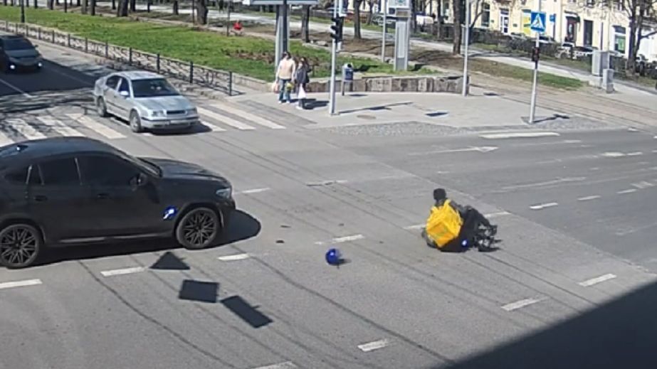 У Дніпрі кур'єр Glovo вилетів з дороги, врізався в авто і загинув (ВІДЕО)