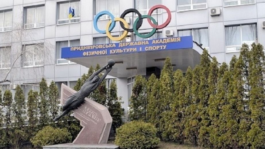 В Днепре на Победе появился новый сквер в честь погибшего во время ракетного удара тренера