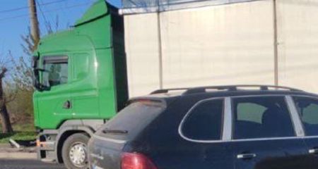 В Кривом Роге "Порш" протаранил фуру: водитель легковушки скрылся (ФОТО)