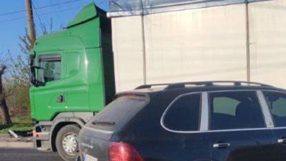 В Кривом Роге "Порш" протаранил фуру: водитель легковушки скрылся (ФОТО)