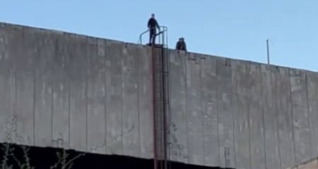 У Дніпрі піддлітки влаштували небезпечні розваги на даху Льодового палацу "Метеор" (ВІДЕО)