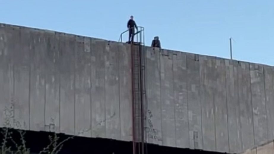 В Днепре подростки устроили опасные развлечения на крыше Ледового дворца "Метеор" (ВИДЕО)