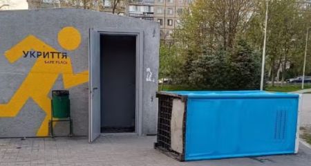 У Дніпрі вандали "вступили у неравний бій" з біотуалетом (ФОТО)