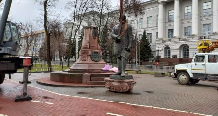 В Днепре на месте одного из демонтированных памятников до сих пор остается доска с надписью о "российской земле" (ФОТО)