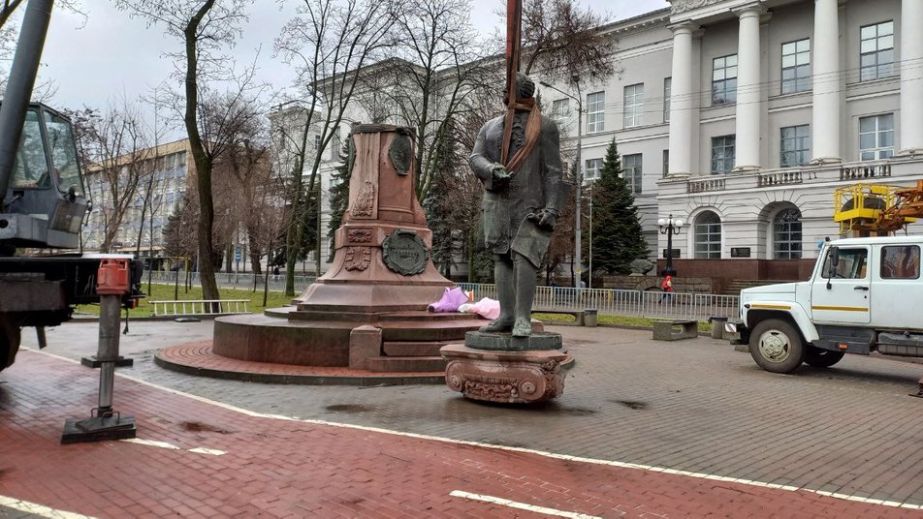 В Днепре на месте одного из демонтированных памятников до сих пор остается доска с надписью о "российской земле" (ФОТО)