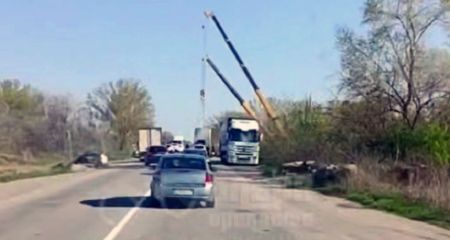 Доставали кранами: под Днепром фура вылетела с моста (ВИДЕО)