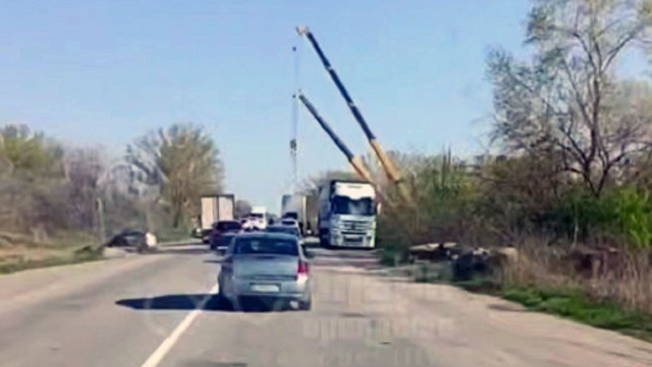 Доставали кранами: под Днепром фура вылетела с моста (ВИДЕО)