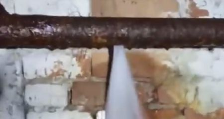 В Кривом Роге в подъезде многоэтажки образовался фонтан (ВИДЕО)