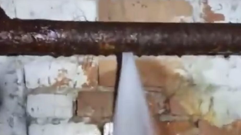В Кривом Роге в подъезде многоэтажки образовался фонтан (ВИДЕО)