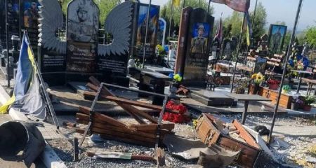 В Терновке неизвестные автомобилем разбили могилу военного (ФОТО, ВИДЕО)