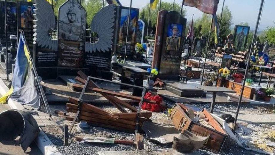 У Тернівці невідомі автівкою розтрощили могилу військового (ФОТО, ВІДЕО)