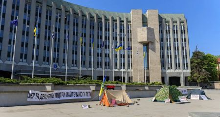 Намети у фонтані і відсутність мера: як у Дніпрі відбулася сесія міськради