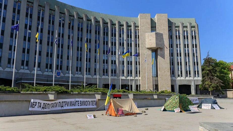 Намети у фонтані і відсутність мера: як у Дніпрі відбулася сесія міськради