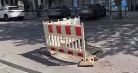 В центре Днепра "нарисовался" провал в асфальте (ВИДЕО)