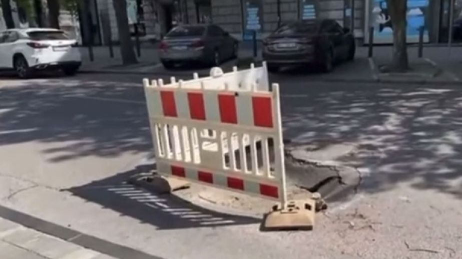 У центрі Дніпра "намалювалося" провалля в асфальті (ВІДЕО)
