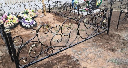 На одном из кладбищ Днепра при установке памятника повредили другие могилы (ВИДЕО)