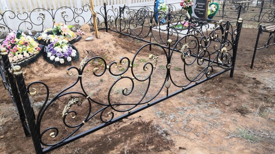 На одному з кладовищ Дніпра під час встановлення пам'ятника пошкодили інші могили (ВІДЕО)