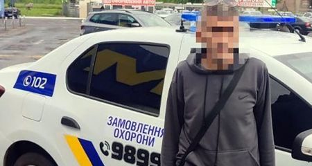 На Дніпропетровщині водій тікав від поліції і врізався у припарковане авто