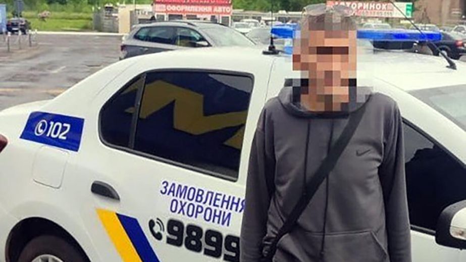 На Днепропетровщине водитель бежал от полиции и врезался в припаркованный автомобиль
