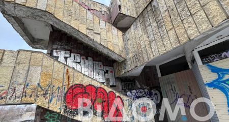 В Днепре с крыши здания известного ресторана подростки били окна и горланили (ВИДЕО)