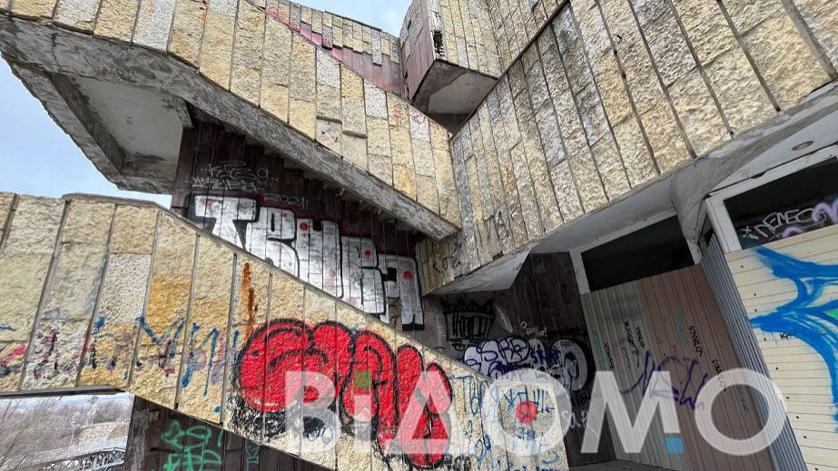 В Днепре с крыши здания известного ресторана подростки били окна и горланили (ВИДЕО)