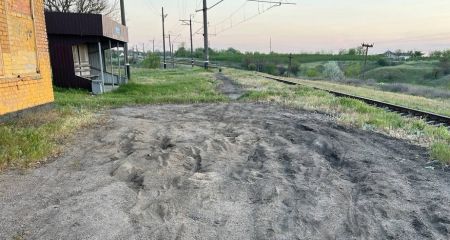 У громаді на Дніпропетровщині зупинку обмалювали непристойними написами і зруйнували дорогу (ФОТО)