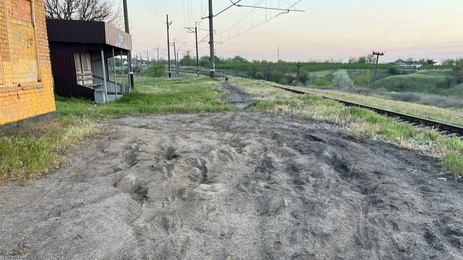 У громаді на Дніпропетровщині зупинку обмалювали непристойними написами і зруйнували дорогу (ФОТО)