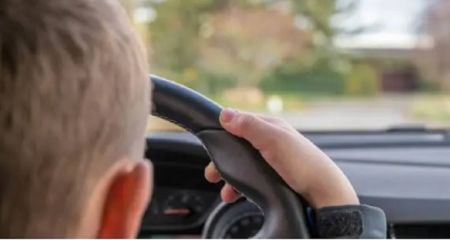 На Північному у Дніпрі діти їздять за кермом легковика по дворах (ФОТО)