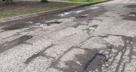 Ями як кратери: як виглядає одна з вулиць Павлограда (ФОТО)