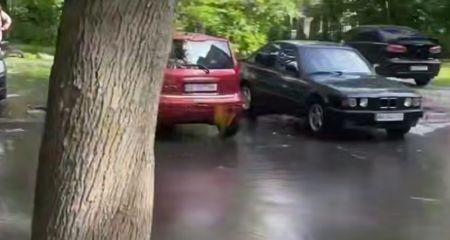 Як у Дніпрі в одному з дворів виникла річка (ВІДЕО)