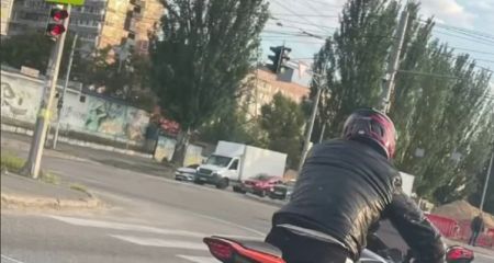 У Дніпрі байкер прикрив номер на мотоциклі жіночою білизною (ВІДЕО)