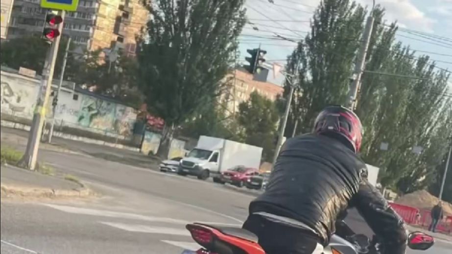 В Днепре байкер прикрыл номер на мотоцикле женским бельем (ВИДЕО)