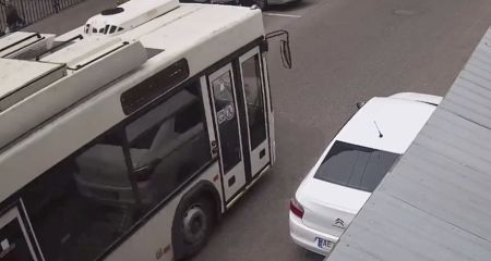 У центрі Дніпро автомобіль здавав назад і врізався у тролейбус (ВІДЕО)