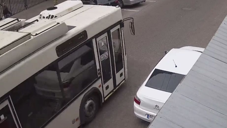 В центре Днепр автомобиль сдавал назад и врезался в троллейбус (ВИДЕО)