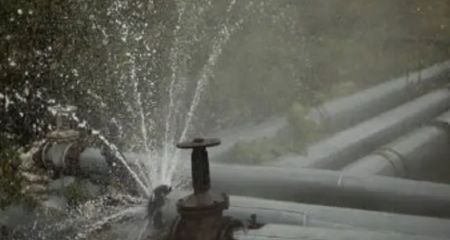 Фонтан у кілька метрів заввишки утворився у Кривому Розі (ВІДЕО)