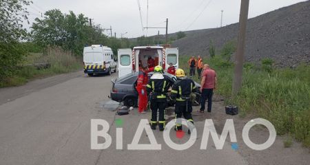 Врезались в столб: в Кривом Роге спасатели доставали людей из изуродованного авто (ФОТО)