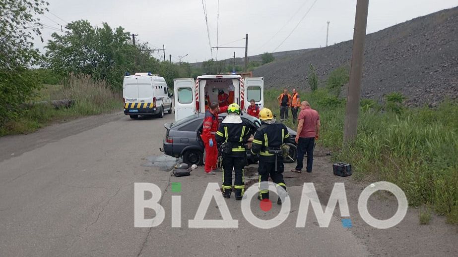 Врезались в столб: в Кривом Роге спасатели доставали людей из изуродованного авто (ФОТО)