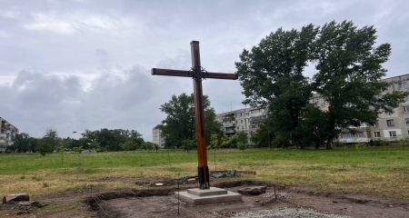 У Павлограді неподалік стадіону зʼявився загадковий хрест (ФОТО, ВІДЕО)