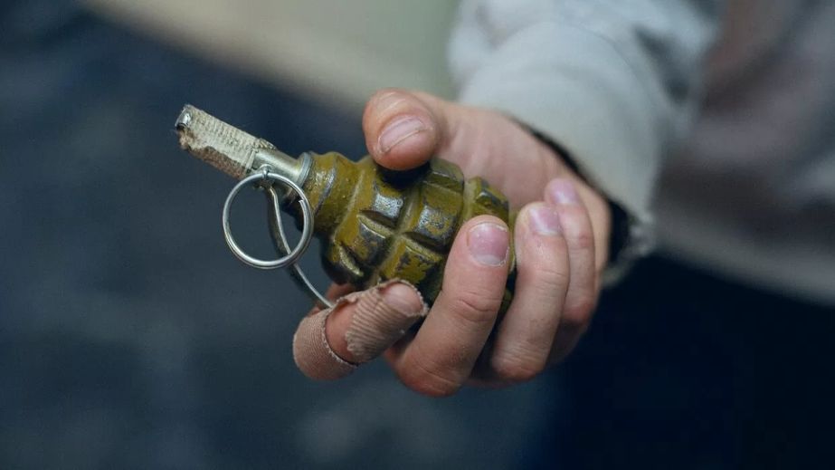 На Дніпропетровщині чоловікові у двір кинули вибухівку