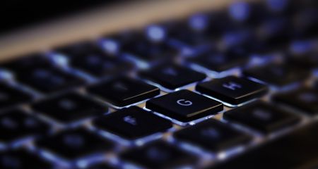 Гора клавітур та гарнітур: у Дніпрі помітили незвичайне сміттєзвалище (ФОТО)