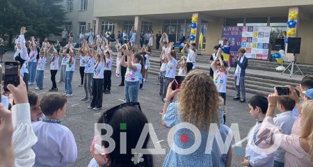 Флешмобы и традиционный вальс: в школах Днепра прозвенел последний звонок (ФОТО, ВИДЕО)